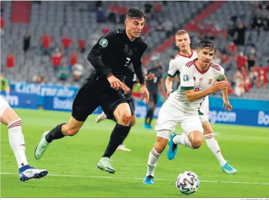  ?? KAI PFAFFENBAC­H / EFE ?? El alemán Havertz conduce la pelota ante el húngaro Nagy.