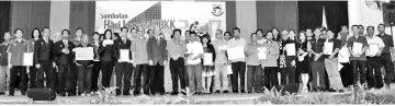  ??  ?? Yong (tenth left) and Yeo (eleventh left) with all the winning teams and consolatio­n prize recipients.