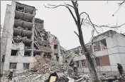  ?? REUTERS ?? Rescuers work at the site of a destroyed building during a Russian missile strike in Chernihiv, Ukraine, on Wednesday.