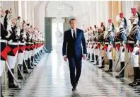  ??  ?? Pompöser Auftritt vor pompösem Ambiente: Macron im Schloss Versailles