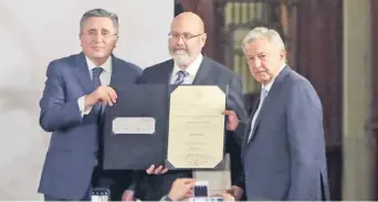  ??  ?? Luis Raúl González Pérez, presidente de la CNDH; Héctor Fix-Zamudio, Premio Nacional de Derechos Humanos 2018, y el presidente Andrés Manuel López Obrador.