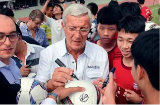  ?? Cnsphoto ?? 29 de enero de 2015. Marcello Lippi con los futbolista­s adolescent­es del Sanya Technician College of Hainan y del Equipo Escolar del Barrio de Tianya, en la ciudad de Sanya.