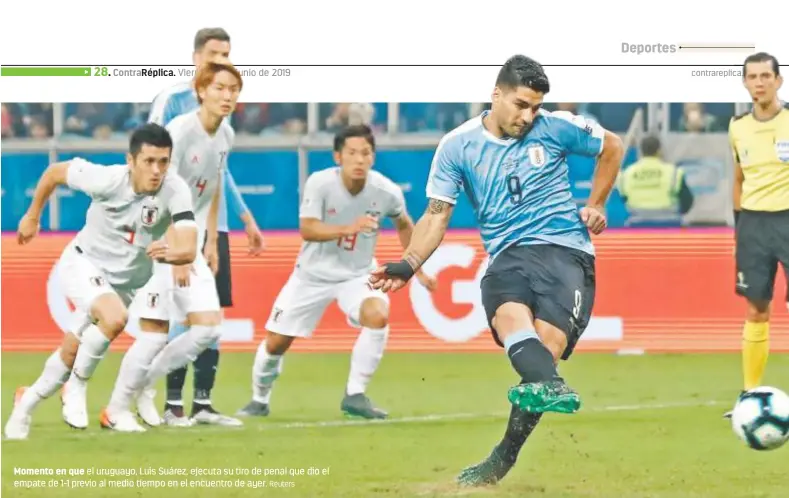  ?? Reuters ?? Momento en que el uruguayo, Luis Suárez, ejecuta su tiro de penal que dio el empate de 1-1 previo al medio tiempo en el encuentro de ayer.