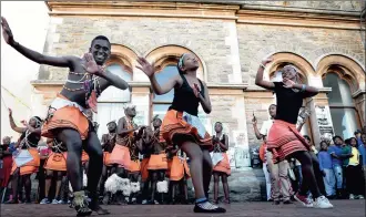  ?? PICTURES: NOKUTHULA MBATHA ?? STREET VIBE: Dance groups perform for festival goers on the streets of Grahamstow­n. The National Arts Festival is a showcase of theatre, dance, music, art, film and cabaret, with a special emphasis on women in the arts, and stand-up comedy and satire.