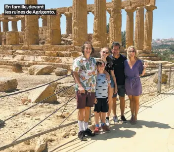  ??  ?? En famille, devant les ruines de Agrigento.