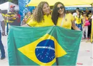  ??  ?? Leila y Daniela posando con la bandera de Brasil.