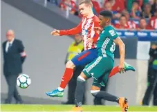  ??  ?? DESENLACE. Antoine Griezmann lucha con el dominicano Júnior Firpo, del Betis, en el duelo que terminó 0-0.