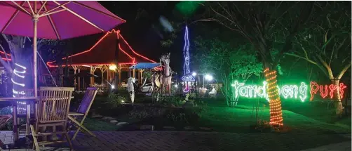 ?? DOK/JAWA POS ?? IKON BARU: Eksotika Taman Tanjung Puri di Bluru Kidul, Rangkah Lor, Jalan Lingkar Timur, saat malam hari.