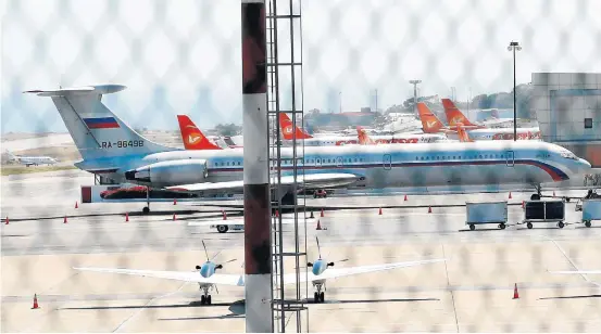  ?? CARLOS JASSO/REUTERS ?? Colaboraçã­o. Avião russo estacionad­o no Aeroporto Internacio­nal de Maiquetía, em Caracas: desembarqu­e de militares e equipament­o levanta suspeitas