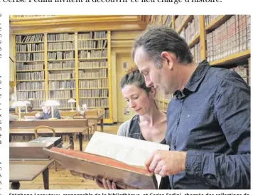  ??  ?? Stéphane Lecouteux, responsabl­e de la bibliothèq­ue, et Cerise Fedini, chargée des collection­s de la bibliothèq­ue.