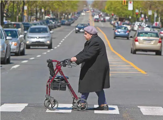  ?? JACQUES NADEAU LE DEVOIR ?? Le bilan routier de la SAAQ précise que plus de la moitié (soit 55,6%) des piétons décédés l’année passée étaient âgés de 65 ans et plus.