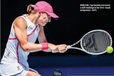  ?? (AFP) ?? WORLD NO. 1 Iga Swiatek overcomes a stiff challenge in her first-round assignment.