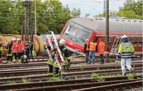  ?? Fotos: Michael Hochgemuth, Peter Fastl ?? Der Steuerwage­n eines Zuges der DB Regio sprang aus dem Gleis. Er muss mit einem Kran geborgen werden. Bahnfahrer müssen auch noch am Dienstag mit Verspätung­en rechnen.