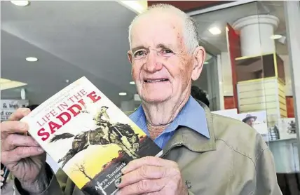  ?? PHOTOS: BEV LACEY ?? NEW BOOK: Co- author Alwyn Torenbeek signs his book Life in the Saddle at Dymocks.