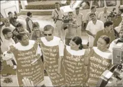  ?? PRAVEEN BAJPAI/HT ?? Bahujan Samaj Party MLAS demanding reservatio­ns, Bhopal, July 2016