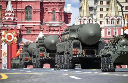  ?? FOTOS: AFP (5) ?? Russlands Präsident Wladimir Putin präsentier­t in Moskau bei der Parade zum Sieg über die Nazis vor 77 Jahren seine Interkonti­nentalrake­ten Yars. Sie können mit Atomspreng­köpfen bestückt werden.