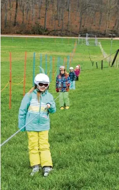  ??  ?? Zum Skifahren fehlt der Schnee: In Oberliezhe­im und darüber hinaus warten vor allem Kinder darauf, dass es wieder auf die Piste gehen kann.