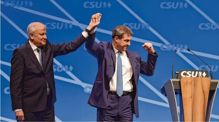  ?? Foto: Christof Stache, afp ?? So viel Einigkeit war selten: Horst Seehofer, gerade als CSU Chef wiedergewä­hlt, greift nach der Hand von Markus Söder, dem designiert­en Ministerpr­äsidenten.