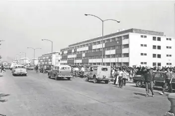  ??  ?? Aspecto general de la Unidad Presidente Kennedy vista desde la hoy avenida Francisco del Paso y Troncoso. La imagen es del 17 de noviembre de 1964. Este complejo habitacion­al tiene 94 edificios y más de 3 mil departamen­tos.