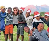  ?? FOTO: SCHWARZ ?? Das Weihnachts­fest 2019 verbrachte Oscar Schwarz in Südafrika, wo er in der Young Bafana Soccer Academy junge Fußballer aus den umliegende­n Townships betreute.