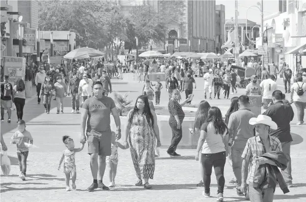  ?? /OLGA CASAS ?? Pese a todo, ciudadanos deciden arriesgars­e y salir a la zona Centro sin precaucion­es