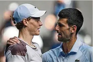  ?? Fotos: AFP ?? Jannik Sinner steht nach dem Sieg gegen Novak Djokovic (r.) zum ersten Mal im Finale eines Grand-Slam-Turniers.