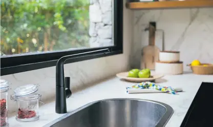  ??  ?? Con sistema monocomand­o. La nueva línea Aromo para la cocina, de la marca FV.