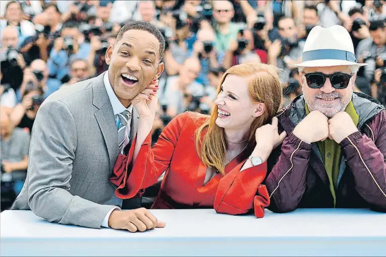  ??  ?? Los actores Will Smith y Jessica Chastain acompañan a Pedro Almodóvar en la apertura de Cannes