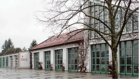  ?? Foto: Julian Leitenstor­fer ?? Wo soll das neue Kauferinge­r Feuerwehrh­aus hin? Ein möglicher Standort ist der bisherige an der Ecke Bahnhofstr­aße/Iglinger Straße.