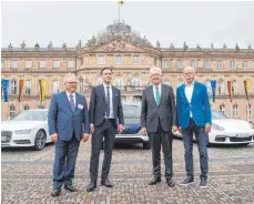  ?? FOTO: DPA ?? Ministerpr­äsident Winfried Kretschman­n (2. von rechts), Daimler-Chef Dieter Zetsche (rechts), Porsche-Finanzvors­tand Lutz Meschke (2. von links) und Audi-Produktion­svorstand Hubert Waltl vor dem Neuen Schloss in Stuttgart.