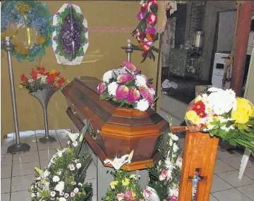  ??  ?? Vela. El taxista Nestor Fernando García, de 43 años, fue velado en una vivienda de la colonia San Génaro del municipio de Sonsonate, y ayer fue enterrado en el cementerio general de la localidad.