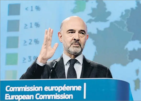  ??  ?? El comissari d’Afers Econòmics, Pierre Moscovici, va presentar ahir les previsions per als països de l’eurozona