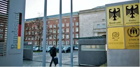  ?? Foto: Daniel Karmann, dpa ?? Das Bundesamt für Flüchtling­e und Migration in Nürnberg: drei bis fünf Wochen Theorie und „Training on the Job“.