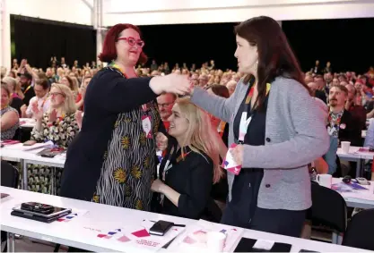 ?? FOTO: LEHTIKUVA ?? ■ Konkurrera­nde kandidaten Pia Lohikoski gratulerar Veronika Honkasalo, som segrade i valet till första viceordför­ande.