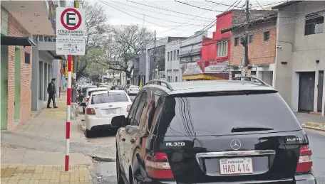  ?? ?? Hasta ahora se ven los viejos carteles del anterior intento de establecer el estacionam­iento tarifado en la capital del país.