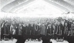  ??  ?? PESTA KALIMARAN... Timbalan Perdana Menteri Datuk Seri Dr Ahmad Zahid Hamidi bersama para pemimpin masyarakat Murut serta penduduk Tenom pada perasmian Pesta Kalimaran di Padang Bandaran Tenom, pada Isnin. -Gambar Bernama