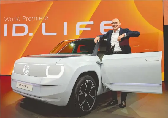  ?? CHRISTOF STACHE/AFP ?? El gerente de VW, Ralf Brandstaet­ter, posa junto al automóvil eléctrico ID.Life en el Salón Internacio­nal del Automóvil de Múnich