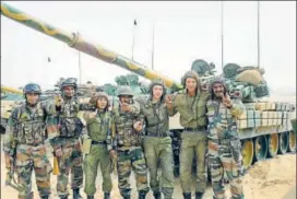  ?? AFP FILE ?? Russian and Indian soldiers gesture after the INDRA IndoRussia joint military drill at the Mahajan field firing range in Rajasthan on October 25, 2013.