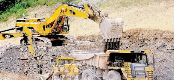  ?? Kent Marts/The Weekly Vista ?? Heavy equipment works to level a limestone bedrock along U.S. Highway 71 where the Bella Vista Bypass will connect. The location where the equipment is working is being leveled so that a traffic circle 300 feet in diameter can be built as a temporary...