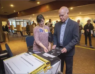  ?? The Canadian Press ?? A political game of tug of war is set to begin this week as both of New Brunswick’s main parties vie for Green support in the wake of an election that ended in a deadlocked result. New Brunswick Green Party Leader David Coon casts his vote at the Centre Communauta­ire Saint-Anne in Fredericto­n, N.B.