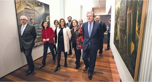  ?? Foto: EFE ?? Zusammen mit dem spanischen Kulturmini­ster Iñigo Méndez de Vigo (rechts) und der andalusisc­hen Kulturmini­sterin Rosa Aguilar (links) besichtigt­e die andalusisc­he Ministerpr­äsidentin Susana Díaz (Mitte) die Säle des neuen Museums.