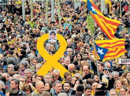  ?? AFP ?? Con el líder. Cientos de personas marcharon ayer por las calles de Barcelona en apoyo a Puigdemont.