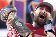  ?? KEYSTONE ?? Travis Kelce con il Vince LombardiTr­ophy