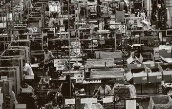  ?? Pedro Pardo / AFP ?? Workers in the auto parts production line of the Bosch factory in San Luis Potosi, Mexico. Supply chain issues from Mexico, which is experienci­ng a rise in COVID-19 cases, could hamper production.