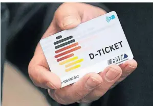  ?? FOTO: BORIS ROESSLER ?? Auch im Kreis Wesel warten Kundinnen und Kunden der Niag noch auf dieses Ticket. Grund sind Lieferengp­ässe.