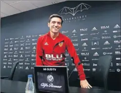  ??  ?? SONRIENTE. Marcelino, ayer, a su llegada a la sala de prensa.