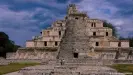 ?? ?? Pirámide maya en Campeche, México.