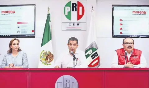  ??  ?? El presidente nacional del PRI, Enrique Ochoa Reza (centro), dice que el PAN y el PRD no pueden ir solos contra Andrés Manuel López Obrador, por lo que buscan aliarse. El líder tricolor adelantó que hoy presenta una queja contra Morena ante el Inai por...