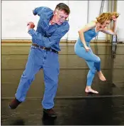  ?? THE NEW YORK TIMES FILE ?? The choreograp­her Paul Taylor works on a piece with dancer Amy Young at his dance company’s studio in New York in 2009.