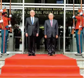  ?? FOTO CORTESÍA MINDEFENSA ?? James Mattis (izq) llegó a Bogotá en la mañana de ayer después de viajar por Brasil, Chile y Argentina.